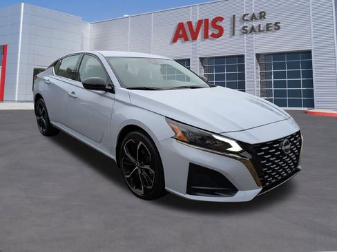 Used 2025 Nissan Altima 2.5 SR image 3