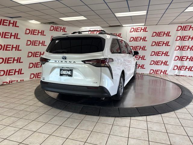 Used 2025 Toyota Sienna XLE w/ XLE Plus Package FWD image 27