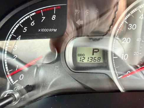 Used 2014 Toyota Sienna L FWD image 38