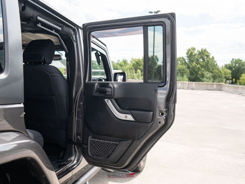 Used 2017 Jeep Wrangler Unlimited Sahara w/ Connectivity Group AWD/4WD image 37