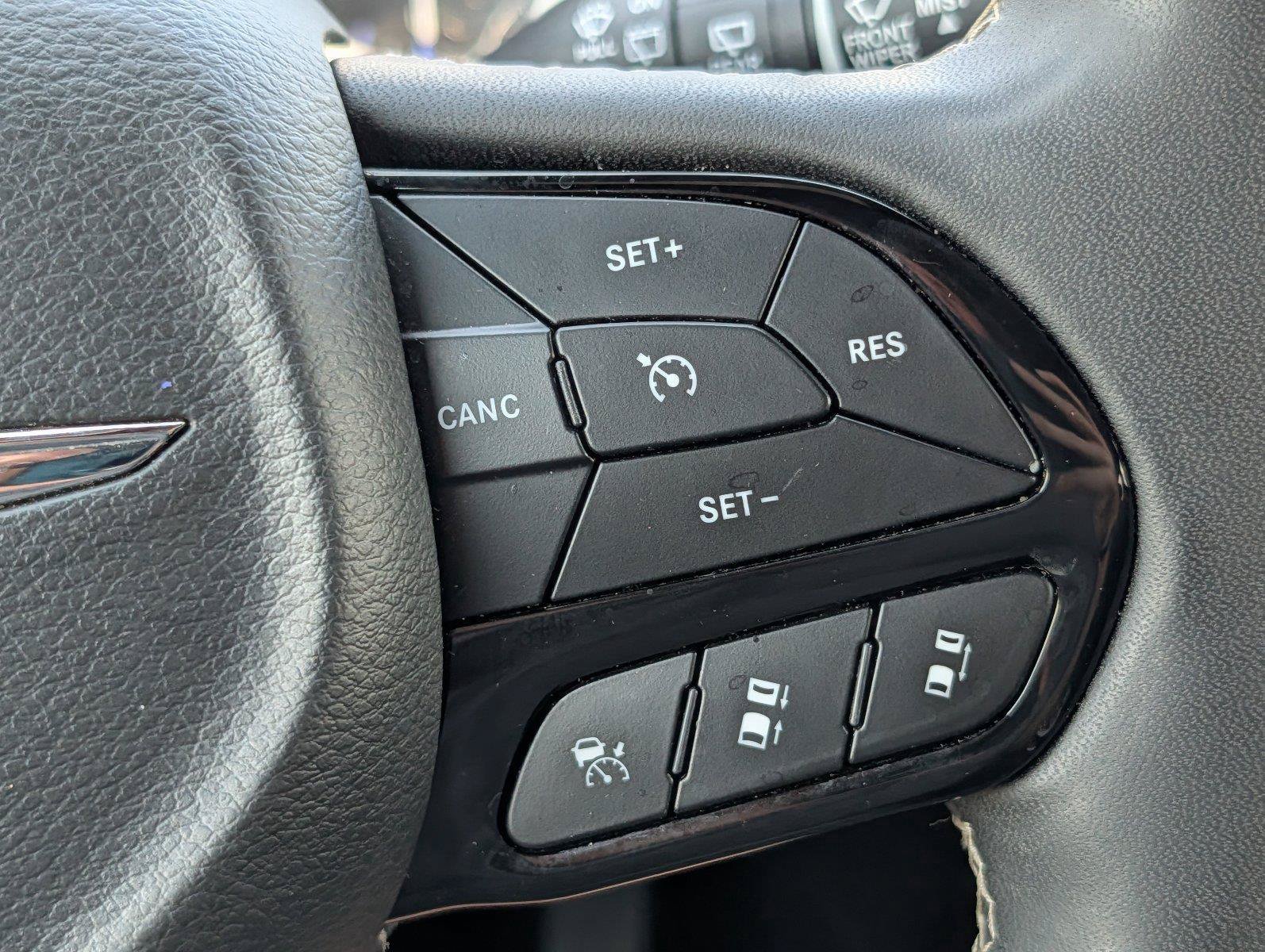 Used 2025 Chrysler Pacifica Limited FWD image 26