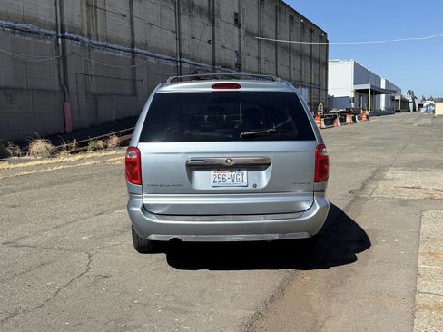 Used 2006 Chrysler Town & Country Touring image 9