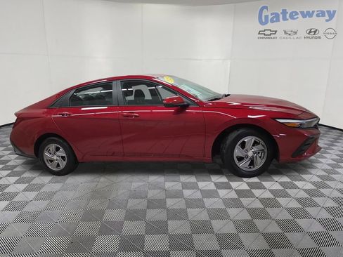 Used 2025 Hyundai Elantra SE FWD image 1