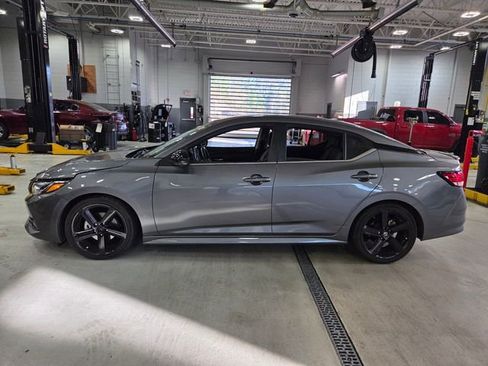 Used 2022 Nissan Sentra SR w/ SR Premium Package image 2