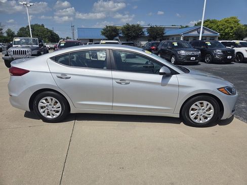 Used 2018 Hyundai Elantra SE w/ Cargo Package image 2