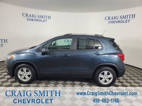 Used 2021 Chevrolet Trax LT w/ Driver Confidence Package FWD image 2