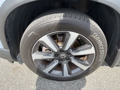 Used 2025 Honda Pilot Touring image 11