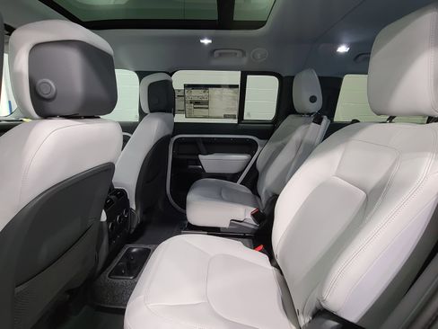 New 2026 Land Rover Defender 130 X-Dynamic SE image 6