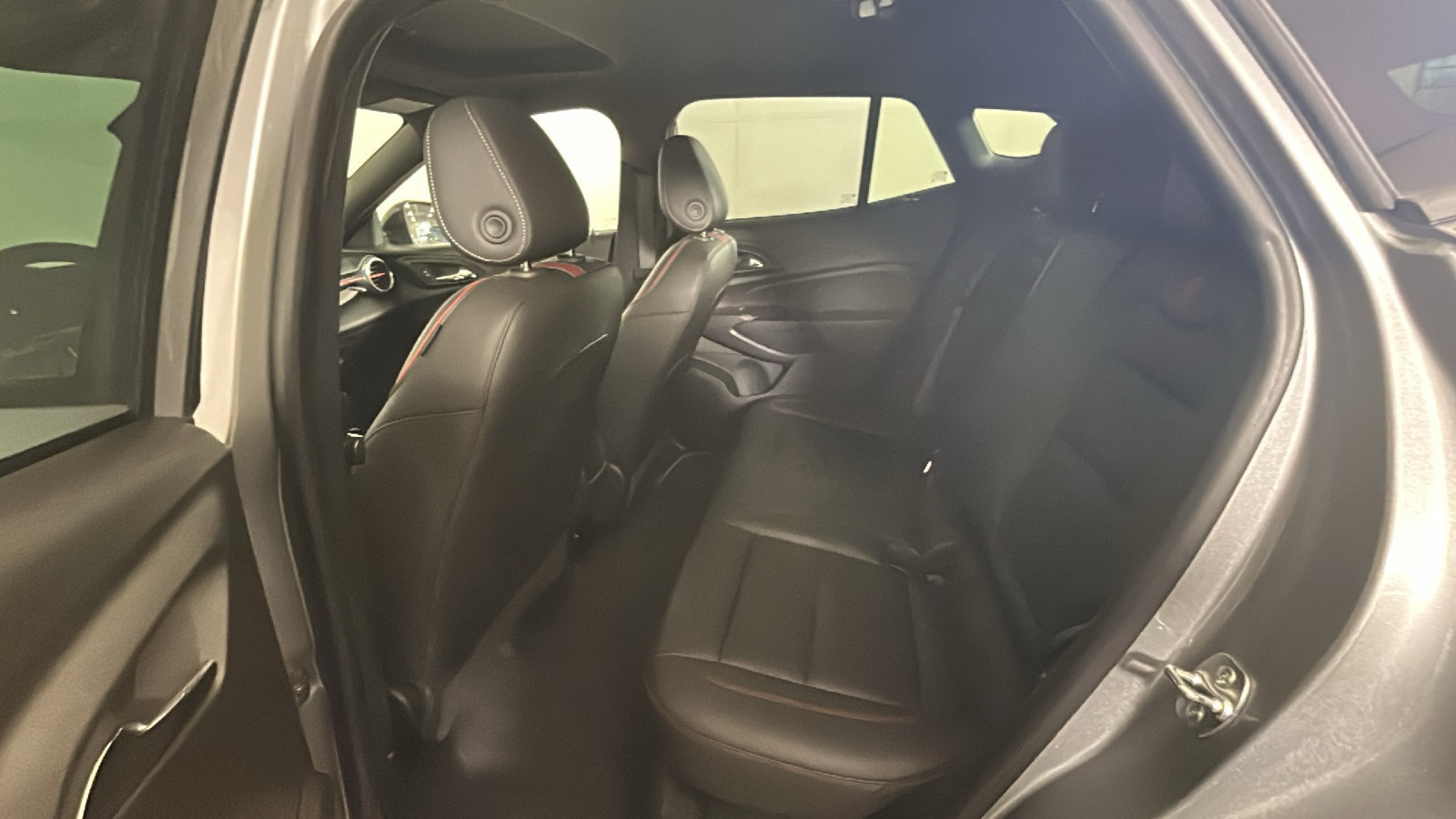 Used 2024 Chevrolet Trax RS w/ Sunroof Package FWD image 32