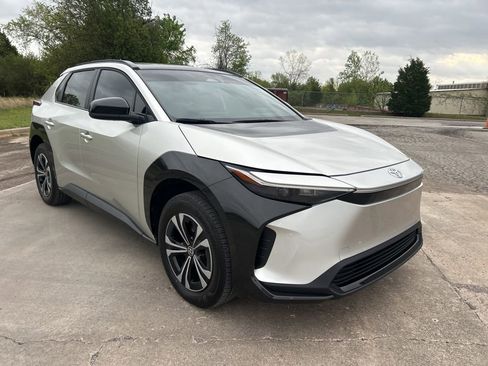 Used 2024 Toyota bZ4X XLE w/ Weather Package image 3