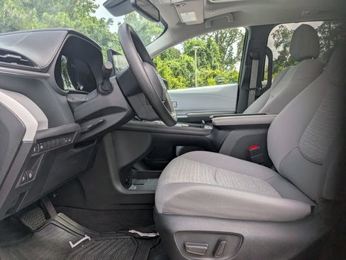 Used 2025 Toyota Sienna LE w/ LE Plus Package FWD image 11