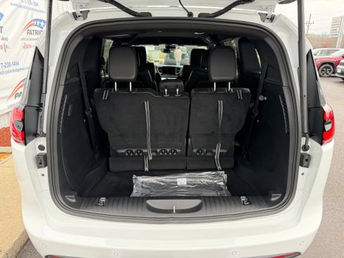 New 2026 Chrysler Pacifica Select image 6