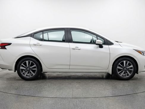 Used 2025 Nissan Versa SV image 11