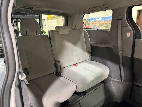 Used 2015 Toyota Sienna LE image 30