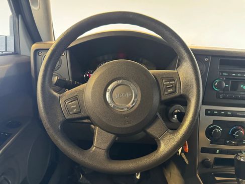 Used 2007 Jeep Commander Sport image 12