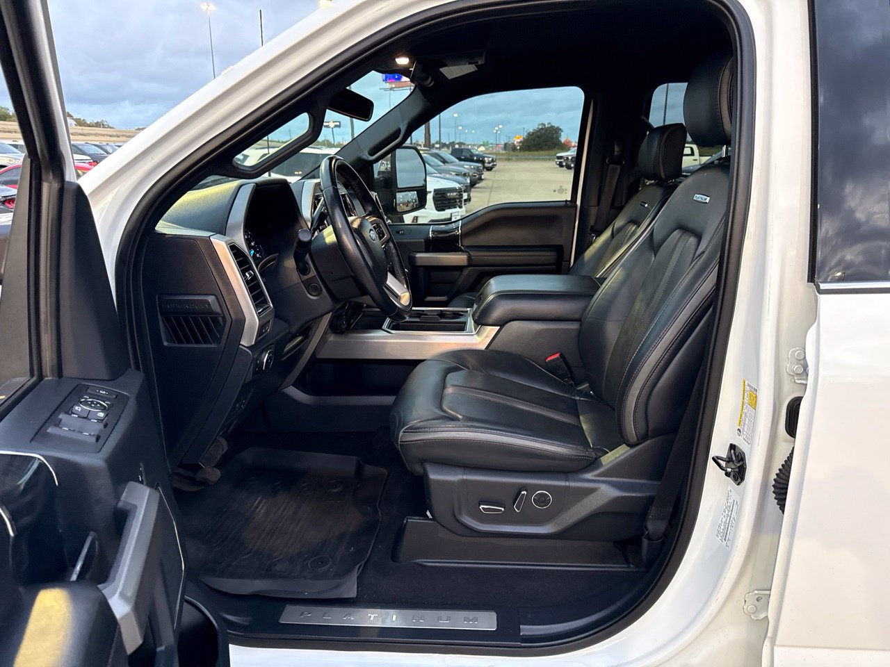 Used 2022 Ford F350 Platinum w/ FX4 Off-Road Package AWD/4WD image 19