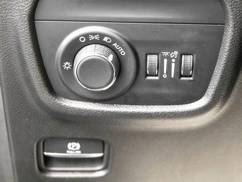 Used 2023 Jeep Grand Cherokee Laredo w/ Luxury Tech Group I image 18