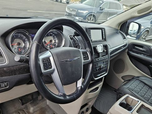 Used 2011 Chrysler Town & Country Touring-L w/ Driver Convenience Group image 10