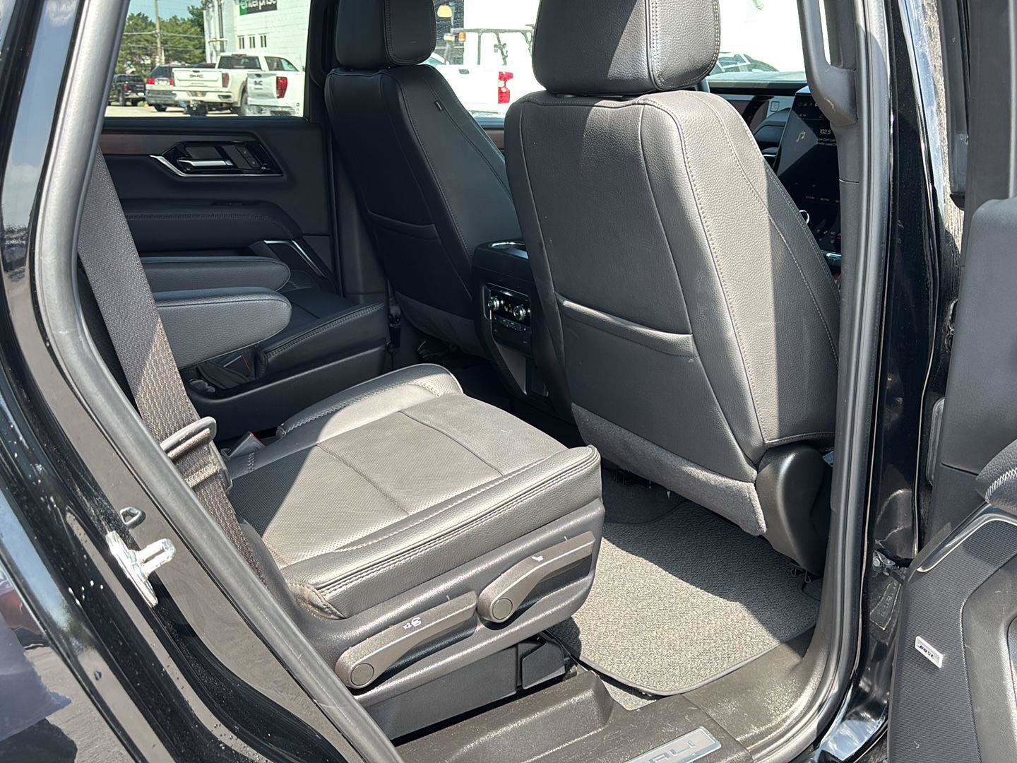 Used 2025 GMC Yukon Denali AWD/4WD image 24