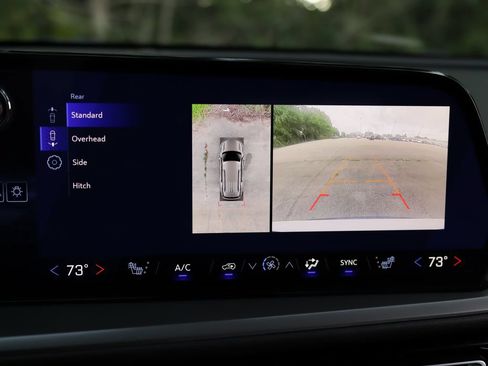Used 2025 Chevrolet Traverse LT w/ Driver Confidence Package FWD image 17