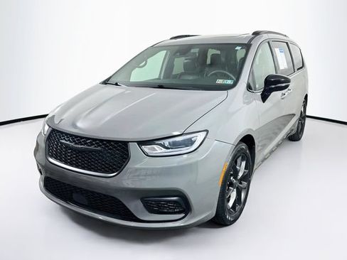Used 2025 Chrysler Pacifica Limited FWD image 3