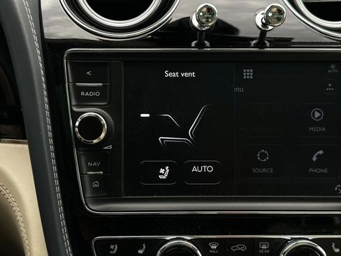 Used 2017 Bentley Bentayga AWD/4WD image 50