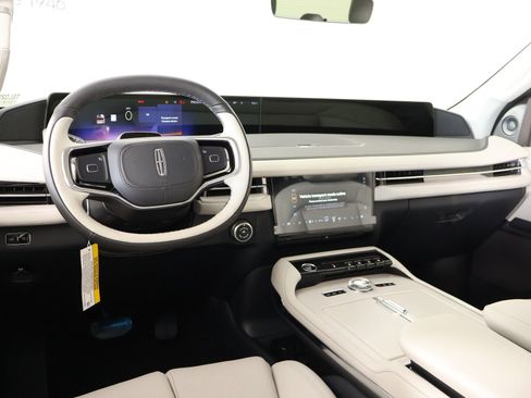 New 2026 Lincoln Navigator Premiere AWD/4WD image 2