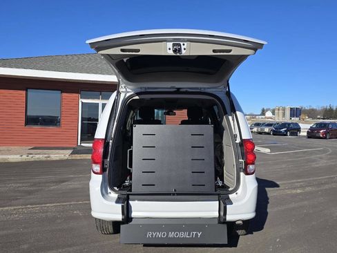 Used 2018 Dodge Grand Caravan SE w/ UConnect Hands-Free Group image 3