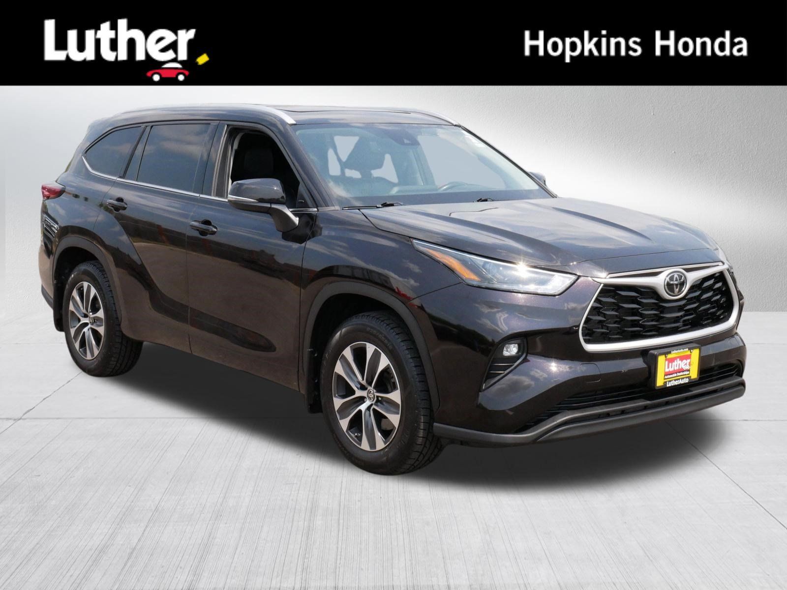 Used 2022 Toyota Highlander XLE AWD/4WD image 1