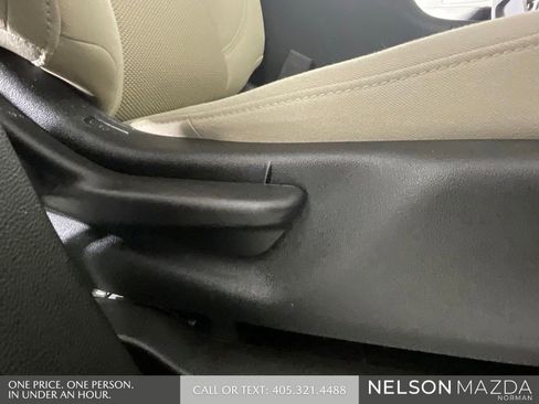 Used 2022 Chevrolet Traverse LT FWD image 28