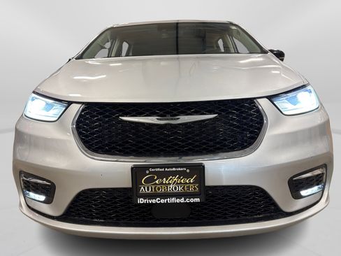 Used 2024 Chrysler Pacifica Touring-L FWD image 10