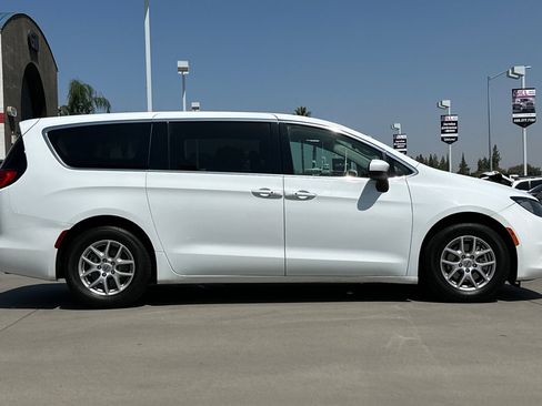 Used 2022 Chrysler Voyager LX image 7