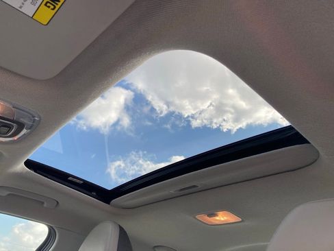 Used 2025 Hyundai Elantra Limited image 12