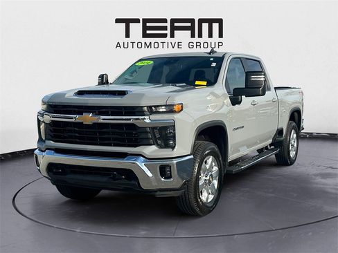 Used 2024 Chevrolet Silverado 2500 LT w/ Convenience Package image 3