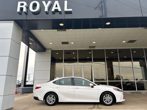 Used 2025 Toyota Camry LE FWD image 1