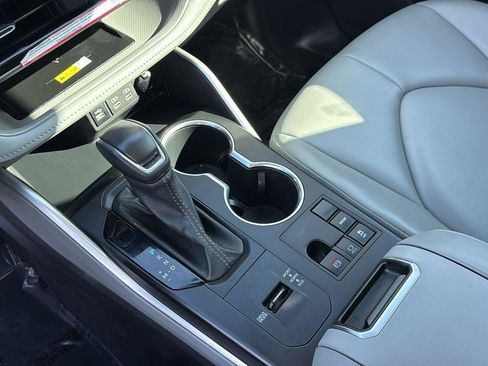 Certified 2024 Toyota Highlander XLE image 22