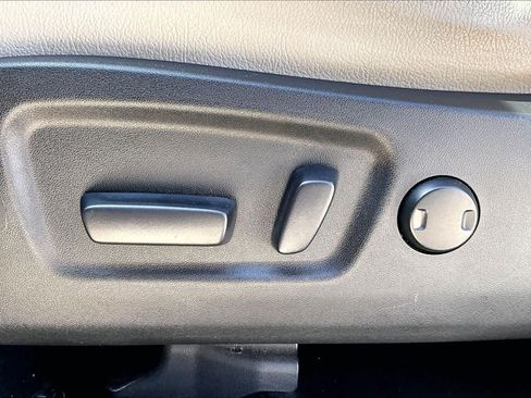 Used 2018 Toyota Highlander Plus FWD image 30