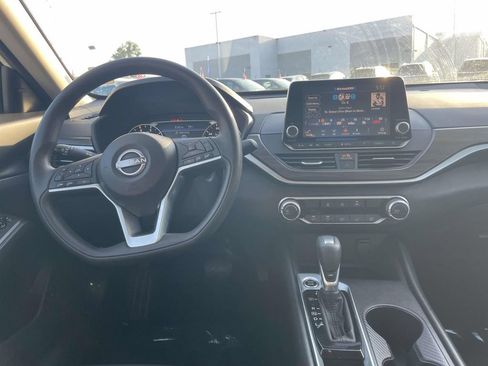 Used 2025 Nissan Altima 2.5 SV FWD image 15