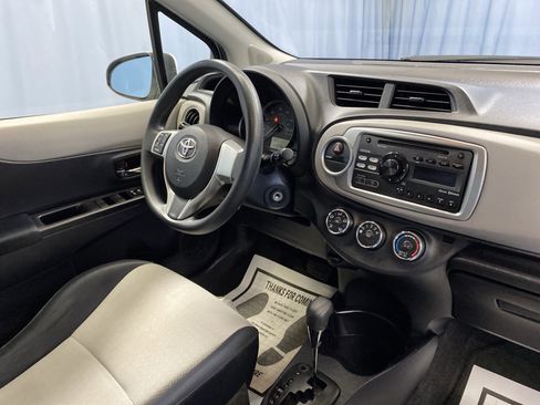 Used 2012 Toyota Yaris 4-Door Hatchback image 37