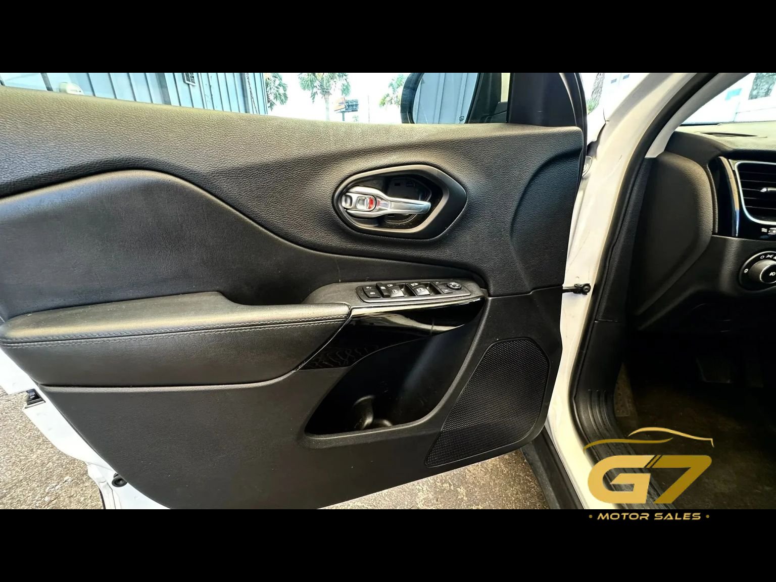 Used 2019 Jeep Cherokee Latitude Plus FWD image 15