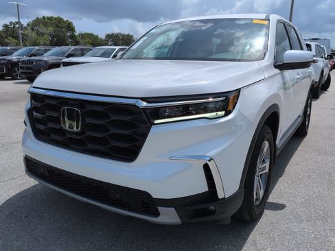Used 2025 Honda Pilot EX-L image 9