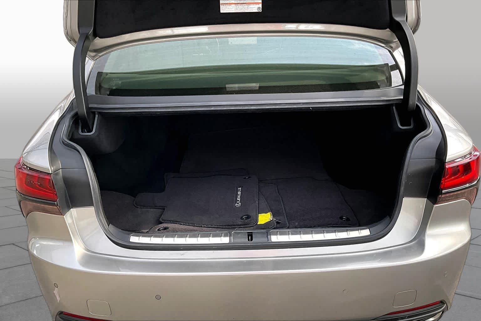 Used 2023 Lexus LS 500 w/ Accessory Package (Z2) RWD image 37