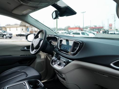 Used 2024 Chrysler Pacifica Touring-L image 10