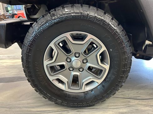 Used 2017 Jeep Wrangler Unlimited Rubicon w/ Connectivity Group AWD/4WD image 21