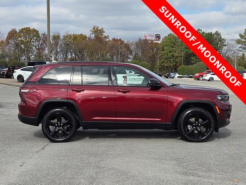 Used 2023 Jeep Grand Cherokee Altitude image 6