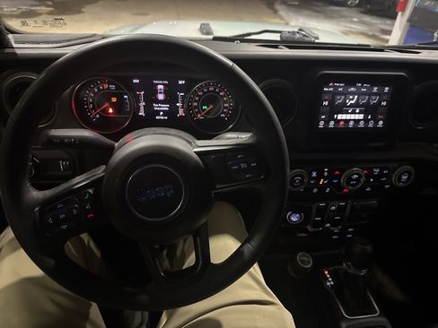Used 2023 Jeep Gladiator Willys image 7