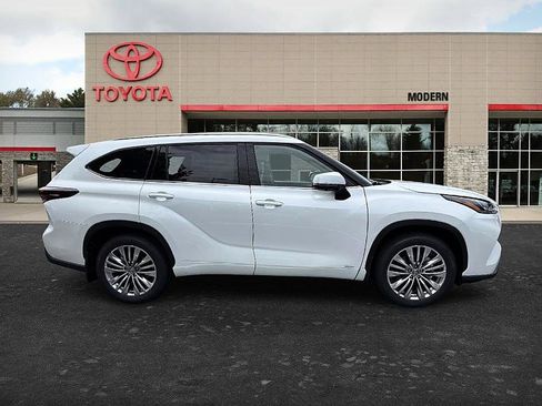 New 2026 Toyota Highlander Platinum AWD/4WD image 9
