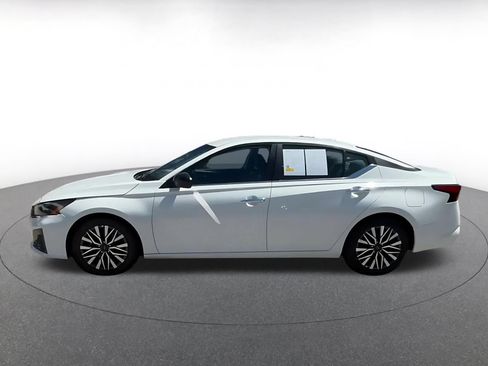 Used 2025 Nissan Altima 2.5 SV FWD image 9