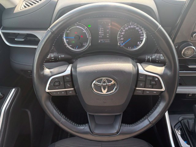 Used 2022 Toyota Highlander LE AWD/4WD image 25
