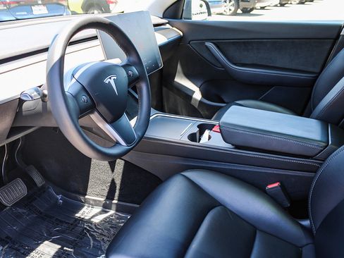 Used 2022 Tesla Model Y Long Range AWD/4WD image 19